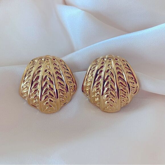 Vintage Gold Seashell Earrings - Picture 1 of 3